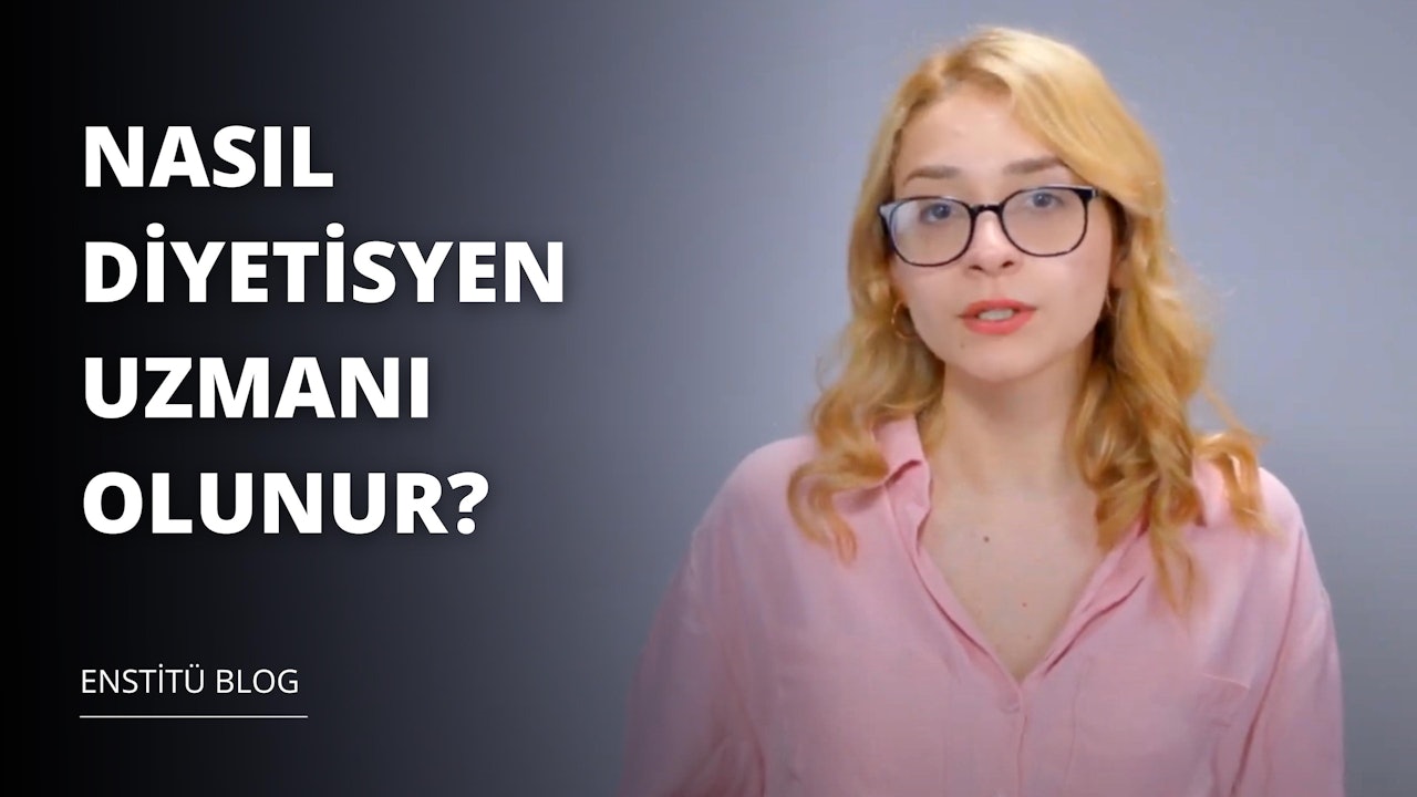 Sarı saçlı ve gözlüklü bir kadın ciddi bir ifadeyle önüne bakıyor. Pembe bir gömlek giyiyor ve fonda siyah beyaz yazılar var. Yüzüne yakından bakıldığında gözleri ve burnu görülürken ağzı hafifçe açık. Göğsüne yakından bakıldığında siyah zemin üzerinde beyaz bir harf görülüyor. Arka plandaki tabela siyah beyaz ve beyaz harflerle yazılmış. Bu görsel kararlılık, odaklanma ve gücü temsil etmek için kullanılabilir.