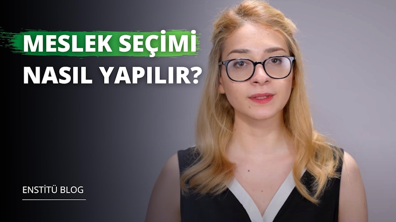 Gözlüklü bir kadın siyah bir tişört giyiyor. Gözleri kapalı ve alnı yeşil ve beyaz bir logoyla süslenmiş. Boynunda bir ben görülebiliyor. Göğsüne yakın çekim yapıldığında beyaz sütyeni görülüyor. Arka planda yeşil ve siyah bir işaretin yanı sıra yeşil zemin üzerine beyaz bir harf ve siyah zemin üzerine beyaz bir harf görülüyor. Ağzına yakın çekim yapıldığında dudaklarının hafifçe ayrıldığı görülüyor. Rahat ve huzurlu görünüyor.