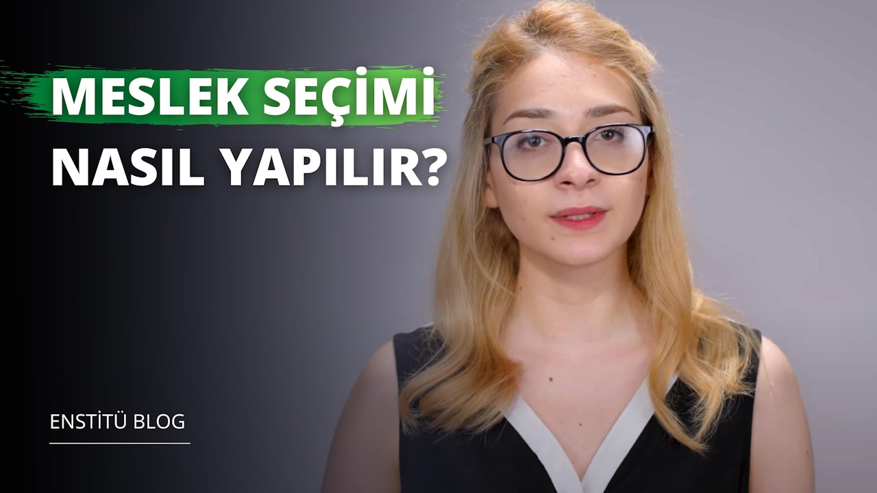 Gözlüklü bir kadın siyah bir tişört giyiyor. Gözleri kapalı ve alnı yeşil ve beyaz bir logoyla süslenmiş. Boynunda bir ben görülebiliyor. Göğsüne yakın çekim yapıldığında beyaz sütyeni görülüyor. Arka planda yeşil ve siyah bir işaretin yanı sıra yeşil zemin üzerine beyaz bir harf ve siyah zemin üzerine beyaz bir harf görülüyor. Ağzına yakın çekim yapıldığında dudaklarının hafifçe ayrıldığı görülüyor. Rahat ve huzurlu görünüyor.