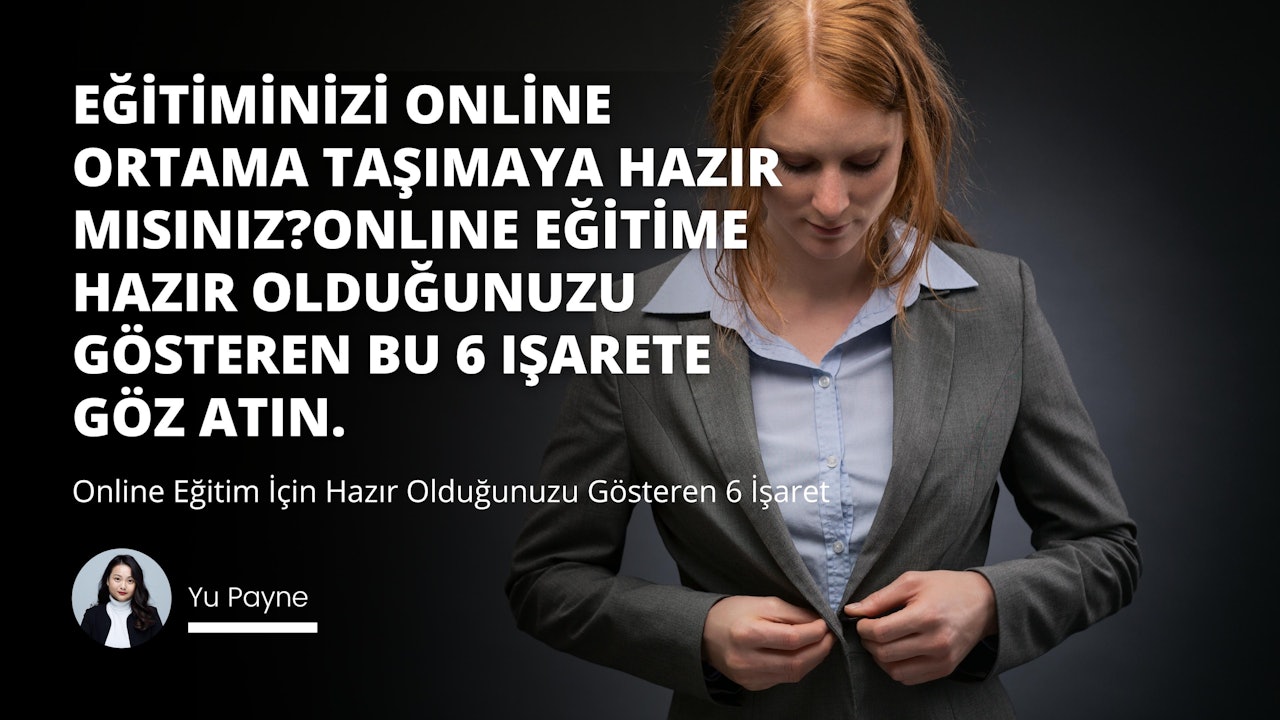 Gözleri kapalı bir kadın siyah ceketinin düğmelerini ilikliyor. Düğmeleri iliklerken elleri ceketin ortasındadır. Omzuna yakın siyah zemin üzerindeki beyaz rakam ve O harfi görüntüye kontrast katıyor. Ceketin altına beyaz bir gömlek giymiş ve saçlarını topuz yapmış. Ceketini iliklemeyi bitirirken yüzü konsantrasyonla buruşmuş. Ceketin üzerinde toplam dört beyaz düğme var. Üstteki iki düğme çoktan iliklenmiş, alttaki iki düğme ise hâlâ iliklenmemiş. Hafif bir makyaj yapmış ve yüzünde belli belirsiz bir gülümseme var.