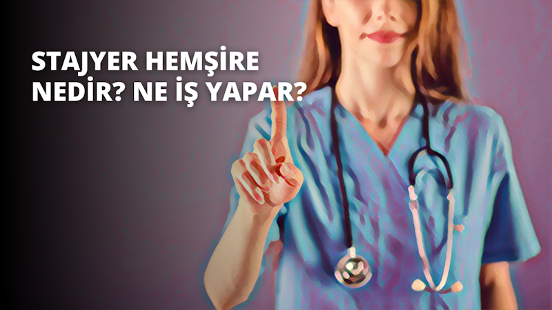 Stetoskop ve mavi önlük giymiş bir kadın doktor önündeki bir şeyi işaret ediyor. İşaret ederken gözleri dikkatle odaklanmış ve ağzı hafifçe açık. Siyah saçları düzgün bir topuzla geriye toplanmış. Önlüğünün üzerine beyaz bir laboratuvar önlüğü giymiş ve ellerini sıkıca kalçalarının üzerine koymuş. Doktor, önünde gördüğü bir şeye konsantre olmuş gibi görünüyor. Bakışları tereddütsüz ve duruşu kendinden emin.