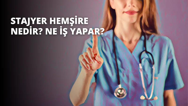 Stetoskop ve mavi önlük giymiş bir kadın doktor önündeki bir şeyi işaret ediyor. İşaret ederken gözleri dikkatle odaklanmış ve ağzı hafifçe açık. Siyah saçları düzgün bir topuzla geriye toplanmış. Önlüğünün üzerine beyaz bir laboratuvar önlüğü giymiş ve ellerini sıkıca kalçalarının üzerine koymuş. Doktor, önünde gördüğü bir şeye konsantre olmuş gibi görünüyor. Bakışları tereddütsüz ve duruşu kendinden emin.
