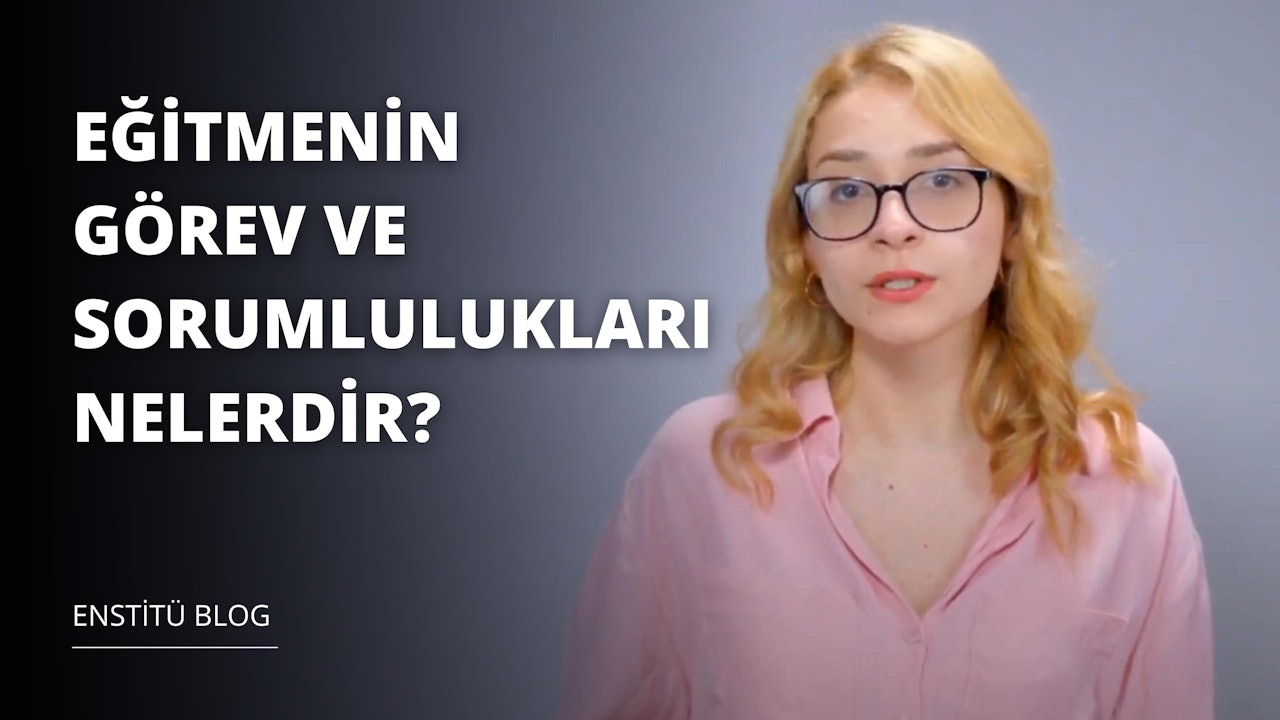 Resimde gözlüklü bir kadın görülüyor. Pembe bir gömlek giymektedir ve sarı saçları vardır. Yüzü yakın plandadır ve gözlük takmaktadır. Ağzı görülebiliyor ve göğsü de yakın çekimde. Resmin arka planı siyah ve beyaz metinlidir ve alt köşede siyah beyaz bir logo görülmektedir. Kadının dudakları yakın plandadır ve oldukça görünürdür. Genel görüntü güçlü bir izlenim yaratıyor.