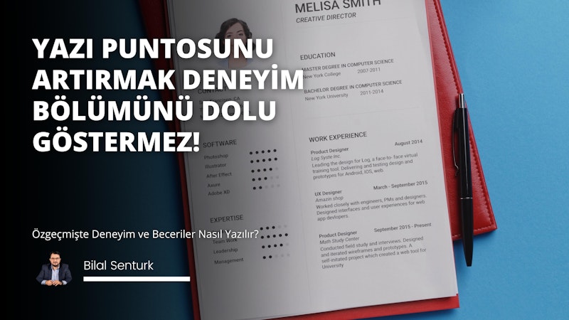 Bir kitabın yakın çekimi görüntünün ana odağını oluştururken, arka planda takım elbiseli bir adam görülüyor. Kitapta siyah zemin üzerinde beyaz bir 'D' harfinin yanı sıra beyaz bir 'O' harfi ve başka bir beyaz harf olduğu görülüyor, ancak bu harfin ne olduğu belli değil. Yakın planda bir kadının yüzü de görülebiliyor ve arkasında siyah zemin üzerinde beyaz bir harf görülüyor. Görüntü canlı ve ayrıntılıdır, sahnenin ruh halini ve atmosferini büyük bir ayrıntıyla yakalamaktadır.