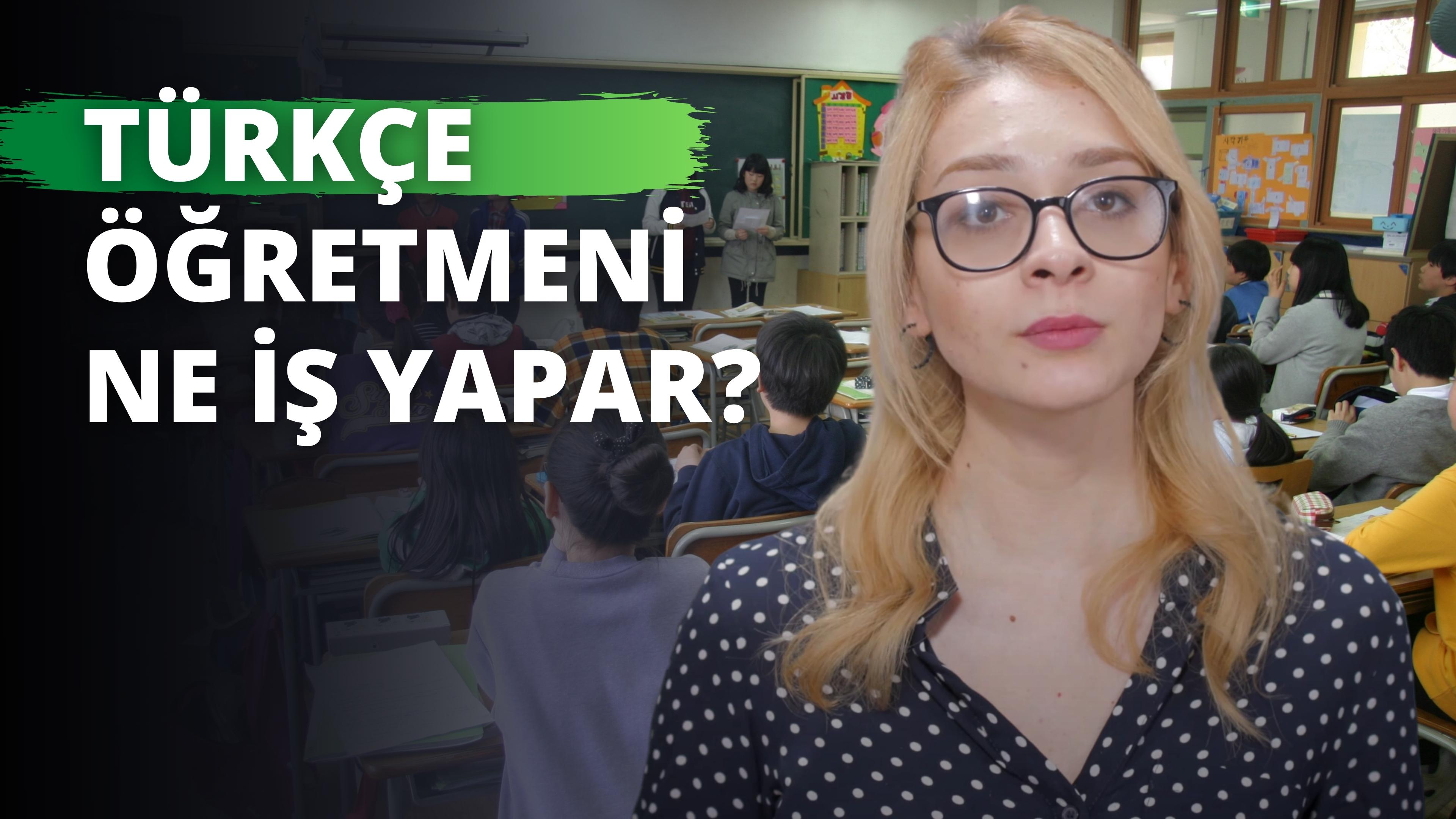 Genç bir kadın elinde bir kağıt parçasıyla sınıfta oturmaktadır. Yeşil-beyaz bir gömlek giymiş ve konsantrasyon içinde gözlerini kapatmış. Etrafı bulanık olduğundan herhangi bir ayrıntıyı seçmek imkansız. Arkasındaki duvar beyaz bir yazıyla dolu, bu da bir işaret gibi görünmesini sağlıyor. Kadının göğsü ön planda yakın plandadır ve benzersiz bir perspektif verir. Kadın kararlı ve kendisini bekleyen her türlü mücadeleye hazır görünüyor.