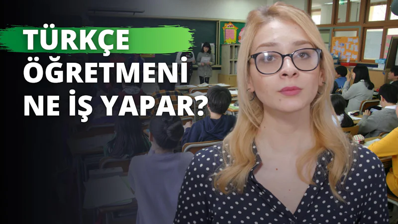 Genç bir kadın elinde bir kağıt parçasıyla sınıfta oturmaktadır. Yeşil-beyaz bir gömlek giymiş ve konsantrasyon içinde gözlerini kapatmış. Etrafı bulanık olduğundan herhangi bir ayrıntıyı seçmek imkansız. Arkasındaki duvar beyaz bir yazıyla dolu, bu da bir işaret gibi görünmesini sağlıyor. Kadının göğsü ön planda yakın plandadır ve benzersiz bir perspektif verir. Kadın kararlı ve kendisini bekleyen her türlü mücadeleye hazır görünüyor.