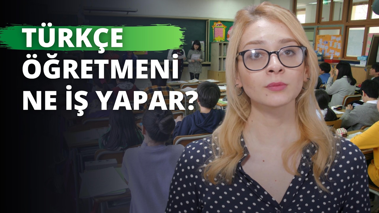 Genç bir kadın elinde bir kağıt parçasıyla sınıfta oturmaktadır. Yeşil-beyaz bir gömlek giymiş ve konsantrasyon içinde gözlerini kapatmış. Etrafı bulanık olduğundan herhangi bir ayrıntıyı seçmek imkansız. Arkasındaki duvar beyaz bir yazıyla dolu, bu da bir işaret gibi görünmesini sağlıyor. Kadının göğsü ön planda yakın plandadır ve benzersiz bir perspektif verir. Kadın kararlı ve kendisini bekleyen her türlü mücadeleye hazır görünüyor.