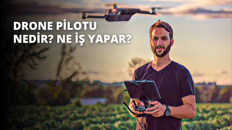 Bir adam bir insansız hava aracının önünde duruyor ve onu iki eliyle sıkıca kavrıyor. Gözleri dikkatle cihaza bakıyor ve üzerinde beyaz bir gömlek ve siyah bir pantolon var. Görüntünün sağ tarafında, bir masanın üzerinde bir tablet oturuyor. Tabletin ekranında bulanık bir uçak görüntüsü var. Görüntünün arka planı bulanık ve odak dışı, adam ve drone görüntüdeki tek net özneler haline geliyor. Adam kontrolü elinde tutuyor ve dronu fırlatmaya hazır görünüyor.