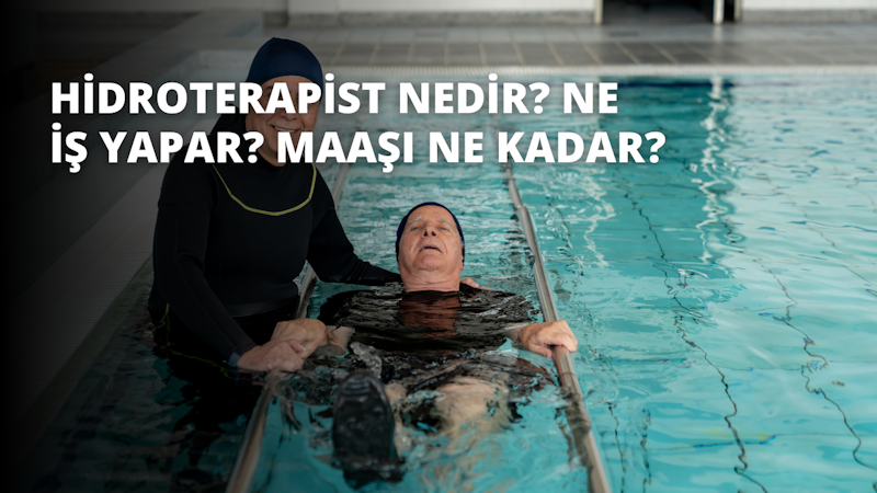 Bir adam, mayo giymiş bir kadınla birlikte yüzme havuzundadır. Adam kollarını açmış suyun içinde dururken, kadın da ellerini adamın omuzlarına koymuş yanında duruyor. Adamın yüzü görünür ve gülümserken kadının yüzü gizlenmiştir. Kadının üzerinde beyaz şeritli kırmızı tek parça bir mayo ve siyah bir şapka var. Su berraktır ve havuzun zemini görünmektedir. Arkalarında, havuzun dışına doğru uzanan metal bir çubuk var. Arka plan bulanıktır ve sağ üst köşede bir taş görülebilmektedir.