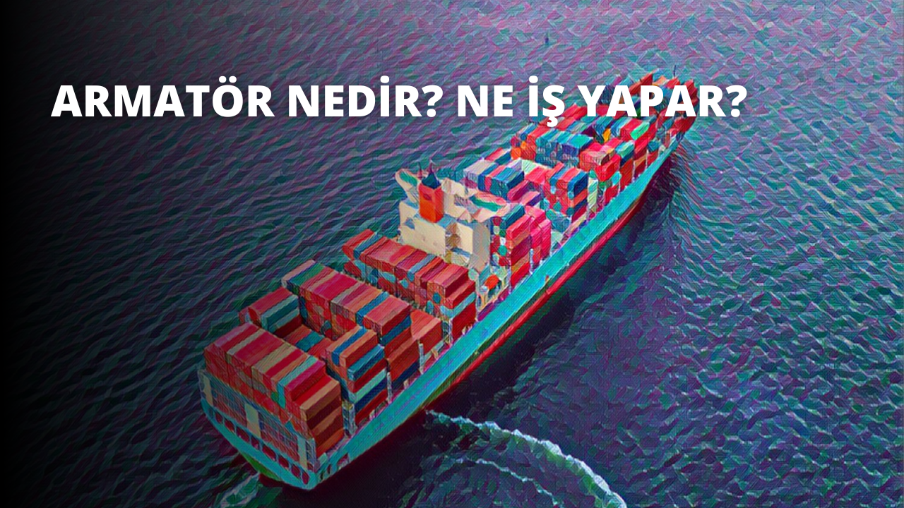 Bu görsel, suda yanlarına dalgalar vuran büyük bir konteyner gemisini göstermektedir. Mavi ve yeşil tonlarında boyanmış olan geminin ön tarafında beyaz bir logo yer alıyor. Arka planda bir grup renkli kutu ve bunların üzerinde oturan bir kalem var. Ön planda, siyah zemin üzerinde beyaz bir 'O' harfi bulunan bir logonun yakın çekimi yer alıyor. Daha sağda, bir grup kutu üst üste dizilmiş olarak görülüyor. Tüm sahne mavi ve yeşil bir arka planla çevrili. Gökyüzü mavinin parlak bir tonu, su ise koyu deniz mavisi. Sahne huzurlu ve dingin.