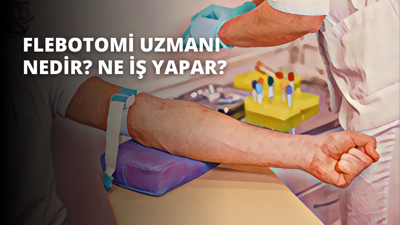 Yakın çekim görüntüde tıbbi bir önlük giyen ve kan testi yapılan bir kişi görülüyor. Kişinin kolu uzatılmış ve arka planda kürdanlarla dolu sarı bir kutu görülüyor. Görüntü hafif bulanık ve kişinin eli görülebiliyor. Kişi teste hazırlanırken odaklanmış ve sakin görünüyor. Kan testi muhtemelen tıbbi bir ortamda yapılıyor ve kişi muhtemelen tıbbi bir amaç için teste giriyor. Kürdanlı sarı kutu muhtemelen kan örneğini toplamak için tıbbi bir araç olarak kullanılıyor.