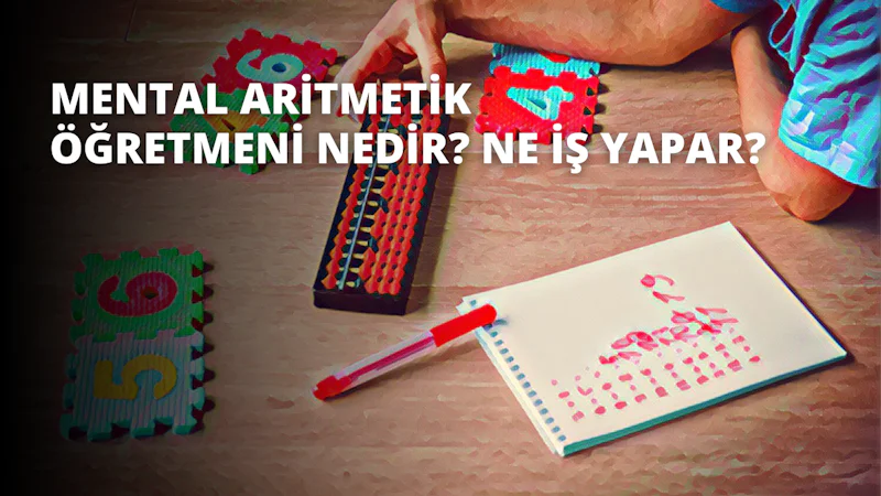 Bir el masanın üzerinde durmuş, siyah bir kalem tutuyor. Beyaz bir defter yakınlarda açık durmakta, kırmızı mürekkebi sayfadaki kelimeleri hecelemektedir. Arka planda renkli kare bir kağıt parçası görülüyor ve yakın planda bir dart tahtası da mevcut. Sağ alt köşede bir diş fırçası duruyor, kılları masaya dayanmış. Görüntü bir yakın çekim ve sahnenin ayrıntılarını yüksek çözünürlükte yakalıyor. Renkler canlıdır ve odak noktası el ve tuttuğu nesnelerdir. Bu görüntü, bir görüntü başlığı veri kümesi hazırlamak için mükemmeldir.