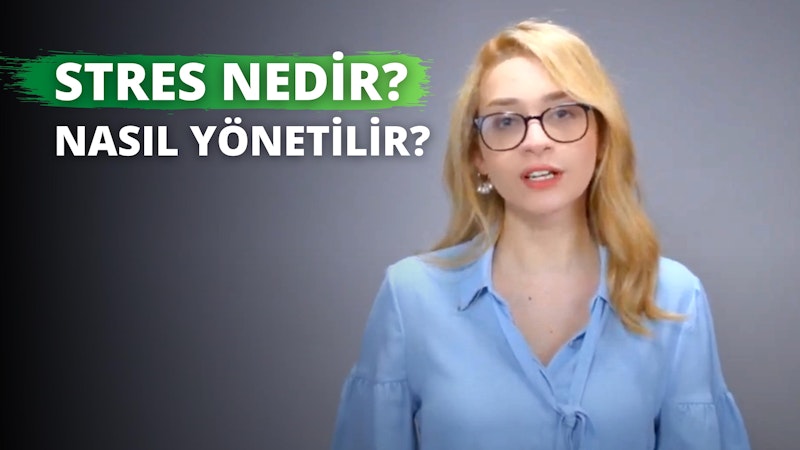 Mavi gömlekli, gözlüklü bir kadın kameraya doğru bakmaktadır. Çenesi hafifçe kıvrılmış ve gözleri kapalı. Saçları geriye toplanmış ve dudakları hafifçe ayrılmış. Arka plan açık gridir. Gözlüklerinin ince siyah bir çerçevesi var ve gömleği koyu, zengin bir mavi. Resmin sol tarafında yeşil ve beyaz desenli beyaz bir logo var. Gri bir arka plan üzerinde beyaz bir harf ile boynuna yakın bir çekim var. Resmin sağ tarafında ağzının yakın çekimi ve yüzünün yakın çekimi yer alıyor.
