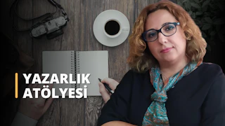 Yüksek kaliteli kapak görseli, yazarlık atölyesi eğitmeni, telli defter, kahve bardağı ve öğrencisiyle fotoğraf makinesi içerir. Eğitim ve yazarlıkla ilgili materyalleri temsil eder.