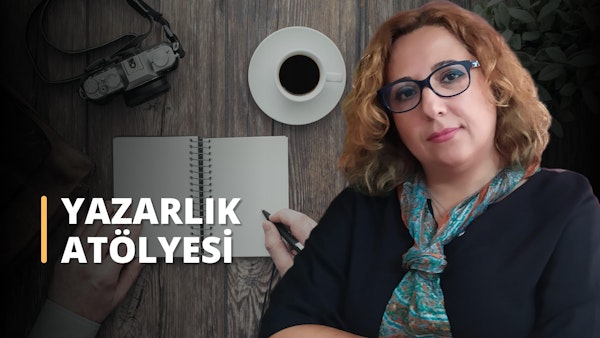 Yüksek kaliteli kapak görseli, yazarlık atölyesi eğitmeni, telli defter, kahve bardağı ve öğrencisiyle fotoğraf makinesi içerir. Eğitim ve yazarlıkla ilgili materyalleri temsil eder.