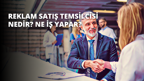 Takım elbiseli iki adam profesyonel bir ortamda yüz yüze durmaktadır. Adamlardan biri lacivert bir takım elbise giymiş ve kravat takmış, diğeri ise koyu gri bir takım elbise ve beyaz bir gömlek giymiştir. Her ikisi de tokalaşmak için ellerini birbirlerine doğru uzatıyor. Mavi takım elbiseli adam gülümserken, gri takım elbiseli adam ciddi görünüyor. Ön planda bir masanın üzerinde bir kişinin elinin bulanık bir görüntüsü ve mavi bir kravatın yakın çekimi var. Arka planda mavi gömlekli bir kadın ve elinde mavi gömlek tutan bir kişinin bulanık görüntüsü var. Erkeklerin elleri, karşılıklı saygı ve güçlü bir bağı ifade eden dostça bir tokalaşmayla birbirine kenetleniyor.