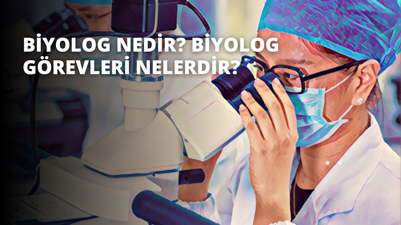 Beyaz bir önlük ve yüz maskesi takmış bir kadın mikroskoptan bakmaktadır. Mikroskobun merceğine bakarken yüzünde konsantre bir ifade vardır. Mikroskop bir laboratuvar tezgahının üzerindedir ve görüş alanında mavi bir nesne vardır. Kadın bir sandalyede oturmuş mikroskoba bakarken bacak bacak üstüne atmış. Arka planda fermuarı görünen mavi bir çanta var. Kadın işine son derece odaklanmış ve mikroskoptaki nesneyi dikkatle inceliyor.