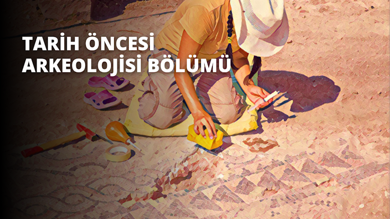 Beyaz şapkalı bir kadın yere diz çökmüş, sanatına konsantre olmuş. Önünde sarı bir kâğıt var ve elinde siyah bir kalem tutuyor. Yere beyaz bir O harfi çiziyor ve bunu en ince ayrıntısına kadar yapıyor. Arka planda, çizgili ve puantiyeli desenli renkli bir şapkanın yakın çekimi görülüyor. Kadının sağında bir masanın üzerinde bir rulo bant var. Sahne, kadını ve sanat eserini aydınlatan doğal ışıkla aydınlanıyor. Kadın odaklanmış ve yoğun bir şekilde başyapıtını yaratıyor.