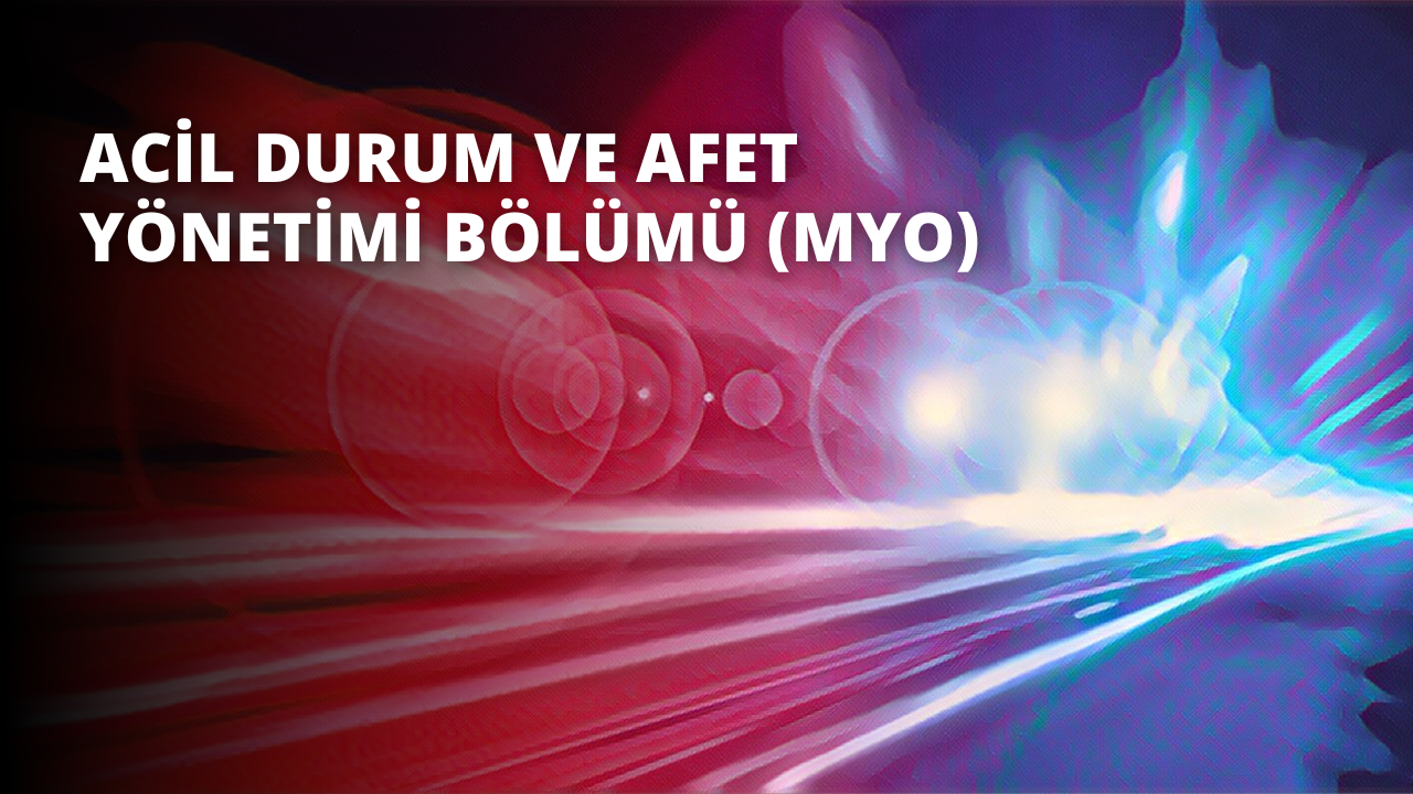 Gece ışıklı bir yolun bulanık bir görüntüsü görülüyor. Yol, arka plandaki sarı ışıklarla aydınlatılmış ve hafifçe odak dışı kalmış. Yolun solunda, farları yanan bir araba cadde boyunca ilerlerken görülebiliyor. Görüntünün sağ üst kısmında, çoğunlukla bulanıklıkla gizlenmiş daireler ve çizgiler görülebiliyor. Görüntünün ortasında, kırmızı bir yüzey üzerinde pembe bir nokta görülüyor. Arka plan kırmızı ve beyaz çizgili bir desendir. Sol üstte, mor bir arka plan üzerinde beyaz bir O harfi görülüyor. Sağ alt köşeye yakın bir yerde, mavi ve pembe bir arka planın bulanık bir görüntüsü görülebilir. Görüntünün sol alt köşesinde de beyaz metinli kırmızı bir daire beliriyor. Son olarak, sol üst köşeye yakın kırmızı bir arka plan üzerinde beyaz bir O harfi görülmektedir.