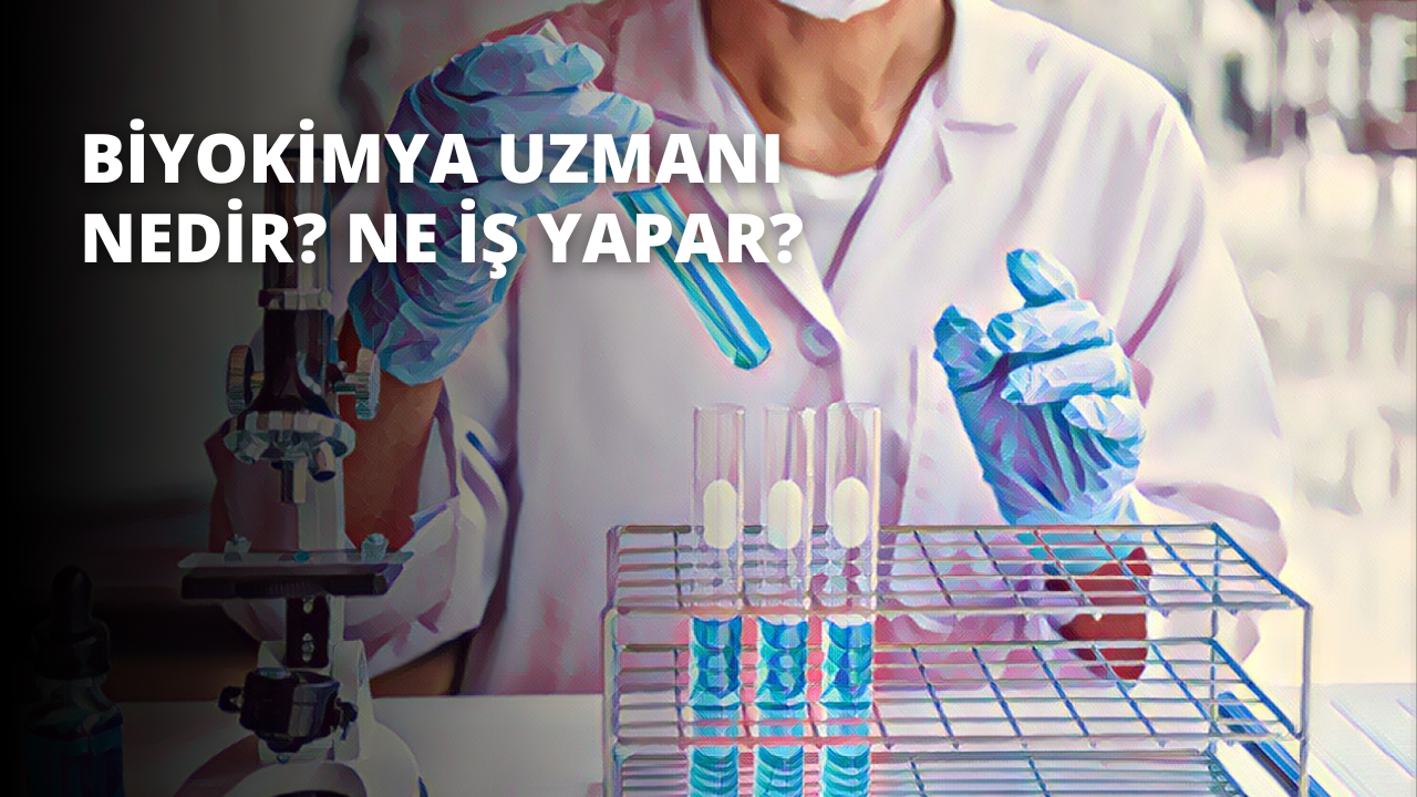 Laboratuvar önlüğü ve eldiven giyen bir kişi bir test tüpünü yakından tutmaktadır. Test tüpü berrak bir sıvıyla doludur ve çerçevenin ortasındadır. Kişinin yüzü görünmüyor, ancak alnında bir çift koruyucu gözlük var. Arka plan hafif bulanıktır ve bir ızgara deseni içerir. Solda bir boru görülüyor, ancak herhangi bir ayrıntı seçilemeyecek kadar bulanık.