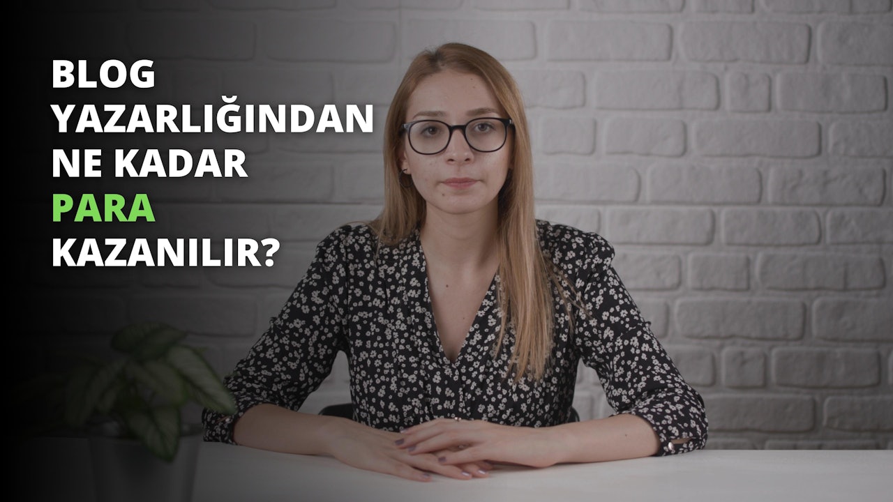 Gözlüklü bir kadın karanlık bir odada bir masada oturmaktadır. Masanın üzerinde bir bitki ve arkasında siyah fonun ortasında yeşil bir harf var. Kadının solunda siyah zemin üzerinde beyaz bir harf var. Resmin sol üst köşesinde de siyah zemin üzerinde beyaz bir O harfi var. Arka planda, görüntüye dramatik bir etki veren beyaz metinli siyah beyaz bir sahne var. Kadın doğrudan kameraya bakıyor, gözleri odakta ve gözlükleri ışığı yansıtıyor.