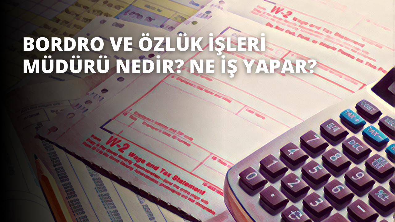 Bu görüntü, bir kağıt yığınının üzerinde duran bir hesap makinesinin yakın çekimini göstermektedir. Hesap makinesi bej rengindedir ve siyah düğmeleri ve küçük bir dijital ekranı vardır. Altındaki kağıtlar astarlı ve beyaz bir arka plana sahip. Görüntü sahneyi hafif yüksek bir açıdan yakalayarak hesap makinesinin ve altındaki kağıtların detaylı bir görüntüsünü sunuyor. Hesap makinesi görüntünün odak noktasıdır, kağıtlar ise bağlamı sağlamaktadır. Görüntünün kompozisyonu dengeli ve renkler doğal.