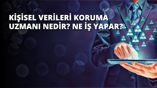 Bir kişi mavi ve yeşil çizgili bir arka planın önünde duruyor. Sağ elinde bir telefon ve sol elinde bir tablet tutmaktadır. Kişi beyaz bir tişört ve koyu mavi bir kot pantolon giyiyor. Saçları kahverengi ve yüzünde küçük bir gülümseme var. Ayakları yere sağlam bir şekilde basarak dik durmaktadır. Telefon siyah ve büyük bir dokunmatik ekrana sahipken, tablet beyaz ve biraz daha küçük bir ekrana sahip. Kişi kendinden emin bir ifadeyle doğrudan kameraya bakıyor.