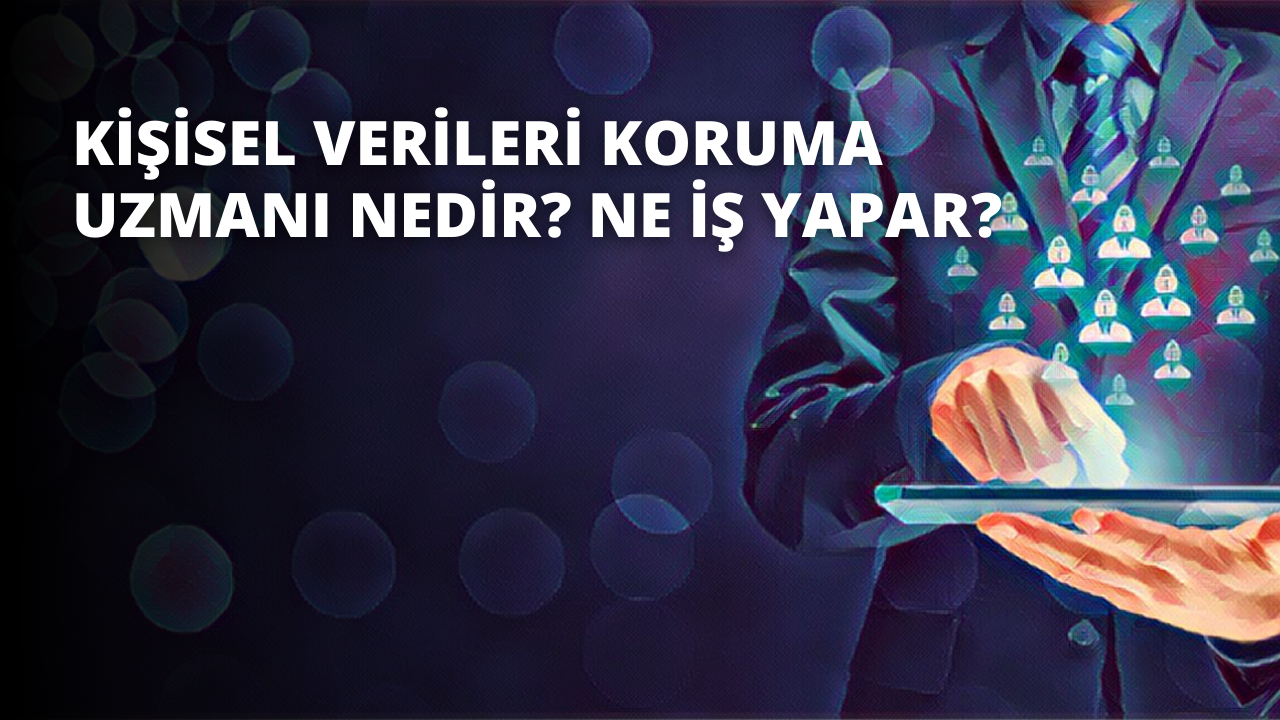 Bir kişi mavi ve yeşil çizgili bir arka planın önünde duruyor. Sağ elinde bir telefon ve sol elinde bir tablet tutmaktadır. Kişi beyaz bir tişört ve koyu mavi bir kot pantolon giyiyor. Saçları kahverengi ve yüzünde küçük bir gülümseme var. Ayakları yere sağlam bir şekilde basarak dik durmaktadır. Telefon siyah ve büyük bir dokunmatik ekrana sahipken, tablet beyaz ve biraz daha küçük bir ekrana sahip. Kişi kendinden emin bir ifadeyle doğrudan kameraya bakıyor.