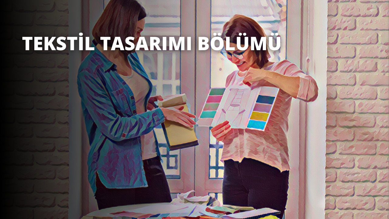İki kadın bir renk kartelasına bakarken gözlemlenir. Kadınlardan biri mavi bir gömlek giymekte ve elinde bir kitap tutmakta, diğeri ise bir kağıt parçası tutmaktadır. İki kadın renk kartelasına odaklanmıştır. Ellerine yakından bakıldığında bir parça sabun görülürken, arka planda bir masanın bulanık görüntüsü görülebiliyor. Kartelanın renkleri açık maviler ve morlardan canlı turunculara ve sarılara kadar değişmektedir. Kadınlar renk örneğini ve bunun projelerinin renklerini nasıl etkileyebileceğini tartışıyorlar.