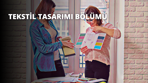 İki kadın bir renk kartelasına bakarken gözlemlenir. Kadınlardan biri mavi bir gömlek giymekte ve elinde bir kitap tutmakta, diğeri ise bir kağıt parçası tutmaktadır. İki kadın renk kartelasına odaklanmıştır. Ellerine yakından bakıldığında bir parça sabun görülürken, arka planda bir masanın bulanık görüntüsü görülebiliyor. Kartelanın renkleri açık maviler ve morlardan canlı turunculara ve sarılara kadar değişmektedir. Kadınlar renk örneğini ve bunun projelerinin renklerini nasıl etkileyebileceğini tartışıyorlar.