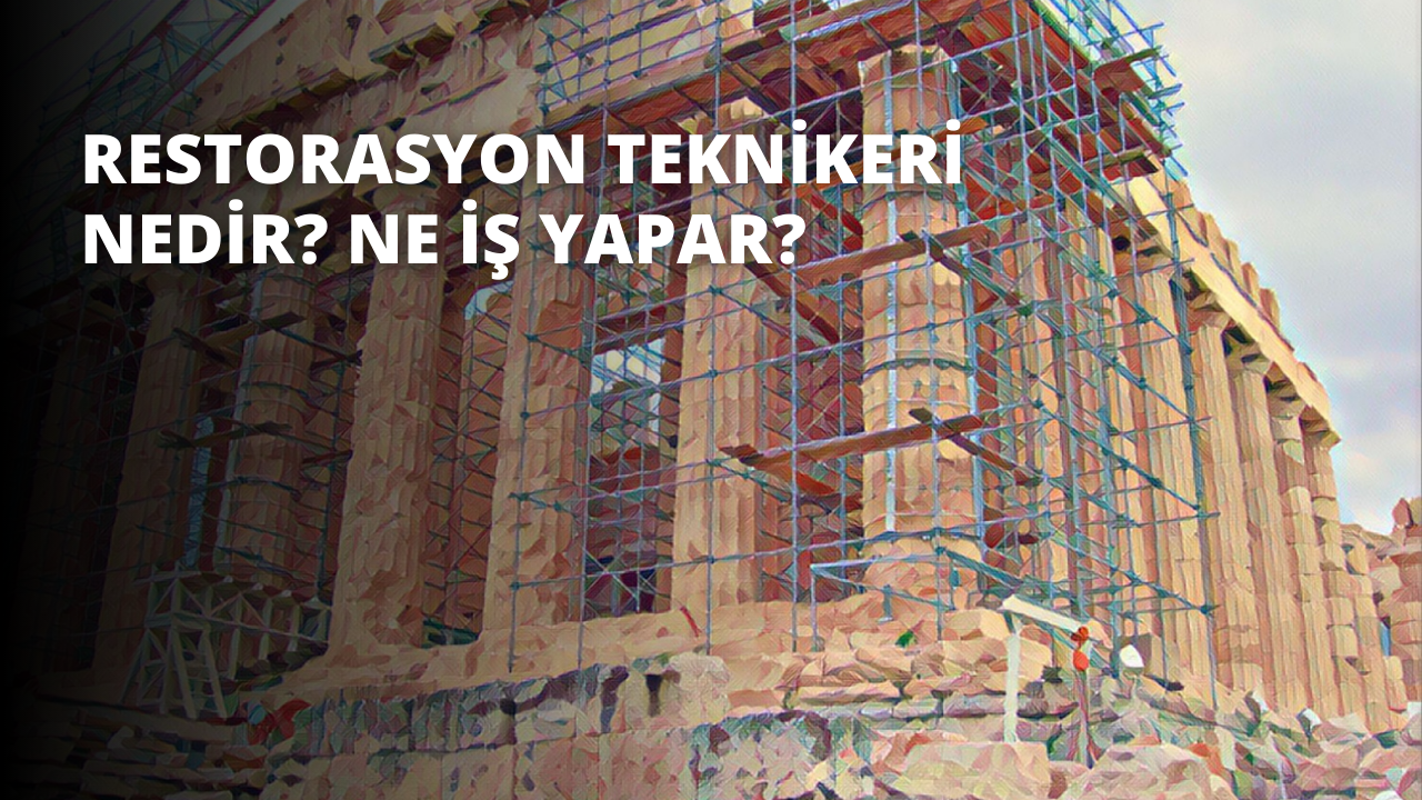 İnşaat halindeki bir bina, etrafına kurulan iskele ile görülüyor. İskele metal direklerden ve bir ağdan yapılmıştır. Yanında bir tabela bulunan bir pencere yakın plandan görülebiliyor. Tabelada siyah zemin üzerine beyaz bir harf ve renkli zemin üzerine beyaz bir harf var. Görüntünün sağ alt kısmında yer alan bir tuğla yığınının önünde bir kişi duruyor. Bina gri bir renge sahip ve bazı kısımları hala inşaat halinde.