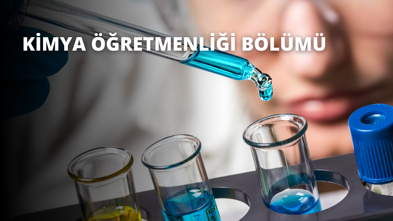 Bu resim, içinde mavi sıvı bulunan iki test tüpünü göstermektedir. İlk test tüpü resmin sol tarafındadır ve sıvının görülebilmesi için hafifçe eğilmiştir. İkinci test tüpü ise sağ tarafta yer almakta ve yukarıdan aşağıya doğru düz durmaktadır. Her iki test tüpü de camdan yapılmıştır ve sıvının içine dökülmesini sağlayan küçük açıklıkları vardır. Mavi sıvı, içinde yüzen küçük parçacıklarla birlikte kalın görünüyor. Ayrıca resmin ortasında, dibinde küçük bir havuz oluşturuyor gibi görünen mavi sıvıdan bir damla var. Resmin arka planı açık gri renktedir.