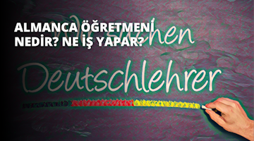 Bu, mor ve yeşil zemin üzerinde beyaz yazılar bulunan bir tabelanın yakın çekimidir. Tabela dikdörtgen şeklindedir ve sağ üst köşesinde sarı ve yeşil bir çiçek vardır. Tabelanın ortasında beyaz bir kalem tutan bir el var. İşaret detaylı ve nettir, renkler canlı ve çarpıcıdır. Beyaz yazı okunaklı ve çiçek renk katıyor. Genel görüntü davetkâr ve göz alıcı.