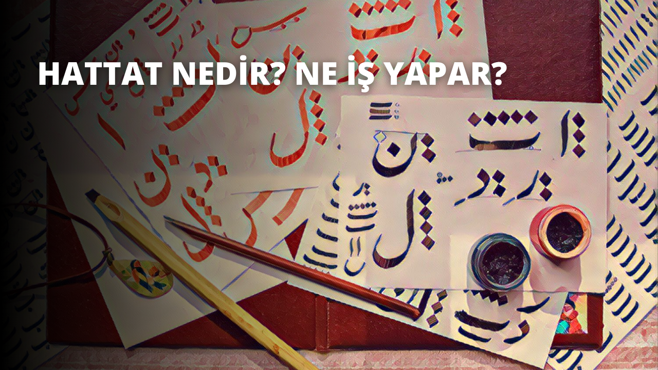 Etrafında kalem ve diğer yazı gereçleri bulunan bir kağıt parçasının yakın çekimi. Kağıt beyazdır ve üzerinde yazılar vardır. Kalem sarıdır ve ucunda siyah bir silgi vardır ve yanında siyah kapaklı mavi bir kap vardır. Kağıdın sağında bir duvarın yakın çekimi, solunda ise kırmızı bir nesnenin yakın çekimi yer almaktadır. Kağıt ve yazı araçları görüntünün ortasındadır.