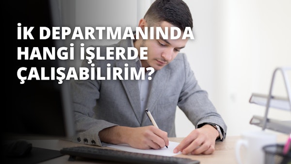 Bir adam masada oturmuş, kalemle bir kâğıda bir şeyler yazmaktadır. Odaklanmış, yavaşça ve metodik bir şekilde kelimeleri not alırken konsantrasyon içinde kaşları çatılmış. Sağ eli yazarken sol eli kağıdın üzerinde durmaktadır. Kâğıt parlak beyaz renkte ve siyah arka planla tam bir tezat oluşturuyor. Görüntünün sol üst köşesinde, bulanıklıkla kısmen gizlenmiş beyaz bir harf var. Sağda, ucu yazmaya hazır bir kalemin yakın çekimi var. Arka planda bir sandalye ve beyaz bir nesnenin bulanık görüntüsü var. Adamın yüzü görünmüyor ama duruşu ve yüzündeki kararlılık ifadesi sıkı bir çalışma içinde olduğunu gösteriyor.