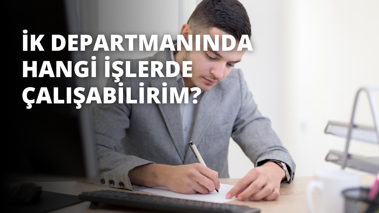 Bir adam masada oturmuş, kalemle bir kâğıda bir şeyler yazmaktadır. Odaklanmış, yavaşça ve metodik bir şekilde kelimeleri not alırken konsantrasyon içinde kaşları çatılmış. Sağ eli yazarken sol eli kağıdın üzerinde durmaktadır. Kâğıt parlak beyaz renkte ve siyah arka planla tam bir tezat oluşturuyor. Görüntünün sol üst köşesinde, bulanıklıkla kısmen gizlenmiş beyaz bir harf var. Sağda, ucu yazmaya hazır bir kalemin yakın çekimi var. Arka planda bir sandalye ve beyaz bir nesnenin bulanık görüntüsü var. Adamın yüzü görünmüyor ama duruşu ve yüzündeki kararlılık ifadesi sıkı bir çalışma içinde olduğunu gösteriyor.