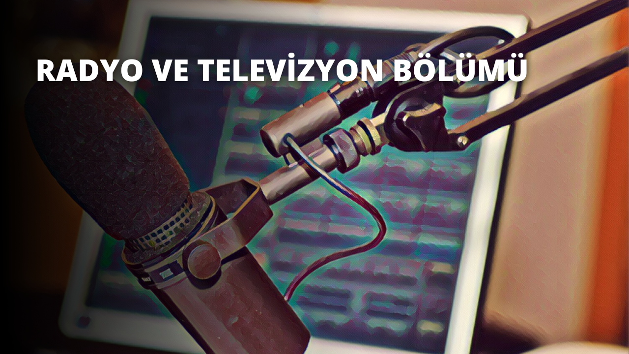 Bu görüntü, üzerine tel bağlanmış bir mikrofonu göstermektedir. Mikrofon bir stand üzerindedir ve çerçevenin ortasına yerleştirilmiştir. Tel mikrofona alttan bağlanmıştır ve siyah renklidir. Mikrofon siyah ve gümüş renklidir ve ince, silindirik bir şekle sahiptir. Mikrofon yukarı doğru bakar ve tel aşağı doğru sarkar. Tel kalındır ve her iki ucu da görülebilir. Resmin arka planı açık gri renkli boş bir duvardır.