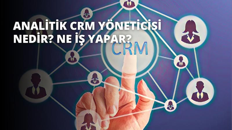 Bir bilgisayar ağ ekranına dokunan bir elin yakın çekimi, arka planda takım elbiseli bir adam. Adam ekranın önünde durmakta ve kameradan uzağa bakmaktadır, parlak beyaz arka plana karşı siluet halindedir. El, parmaklar açık bir şekilde ekrana yerleştirilmiş ve ekranda ağ çizgileri görülebiliyor. Görüntünün sağ alt köşesinde şapka takan başka bir kişi görülmektedir.