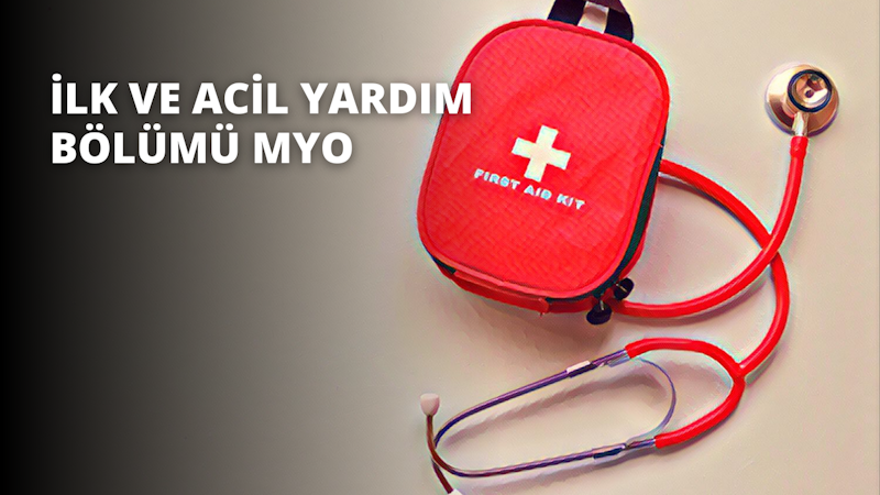 Bu resimde düz bir yüzey üzerinde yan yana açık duran kırmızı bir ilk yardım çantası ve bir stetoskop görülmektedir. İlk yardım çantası, üzerinde beyaz bir haç bulunan parlak kırmızı bir kutudur ve açıldığında içinden çeşitli tıbbi malzemeler çıkmaktadır. Stetoskop da açılmıştır ve siyah kauçuk bir tüpü ve krom renkli bir göğüs parçası vardır. Her iki eşya da iyi aydınlatılmış bir ortamdadır ve renkler net bir şekilde görülebilmektedir. Görüntünün arka planı bulanık, bu da yakın çekim olduğunu gösteriyor. İlk yardım çantası ve stetoskop ambalajlarından yeni çıkarılmış ve kullanıma hazır görünüyor.