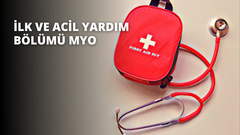 Bu resimde düz bir yüzey üzerinde yan yana açık duran kırmızı bir ilk yardım çantası ve bir stetoskop görülmektedir. İlk yardım çantası, üzerinde beyaz bir haç bulunan parlak kırmızı bir kutudur ve açıldığında içinden çeşitli tıbbi malzemeler çıkmaktadır. Stetoskop da açılmıştır ve siyah kauçuk bir tüpü ve krom renkli bir göğüs parçası vardır. Her iki eşya da iyi aydınlatılmış bir ortamdadır ve renkler net bir şekilde görülebilmektedir. Görüntünün arka planı bulanık, bu da yakın çekim olduğunu gösteriyor. İlk yardım çantası ve stetoskop ambalajlarından yeni çıkarılmış ve kullanıma hazır görünüyor.