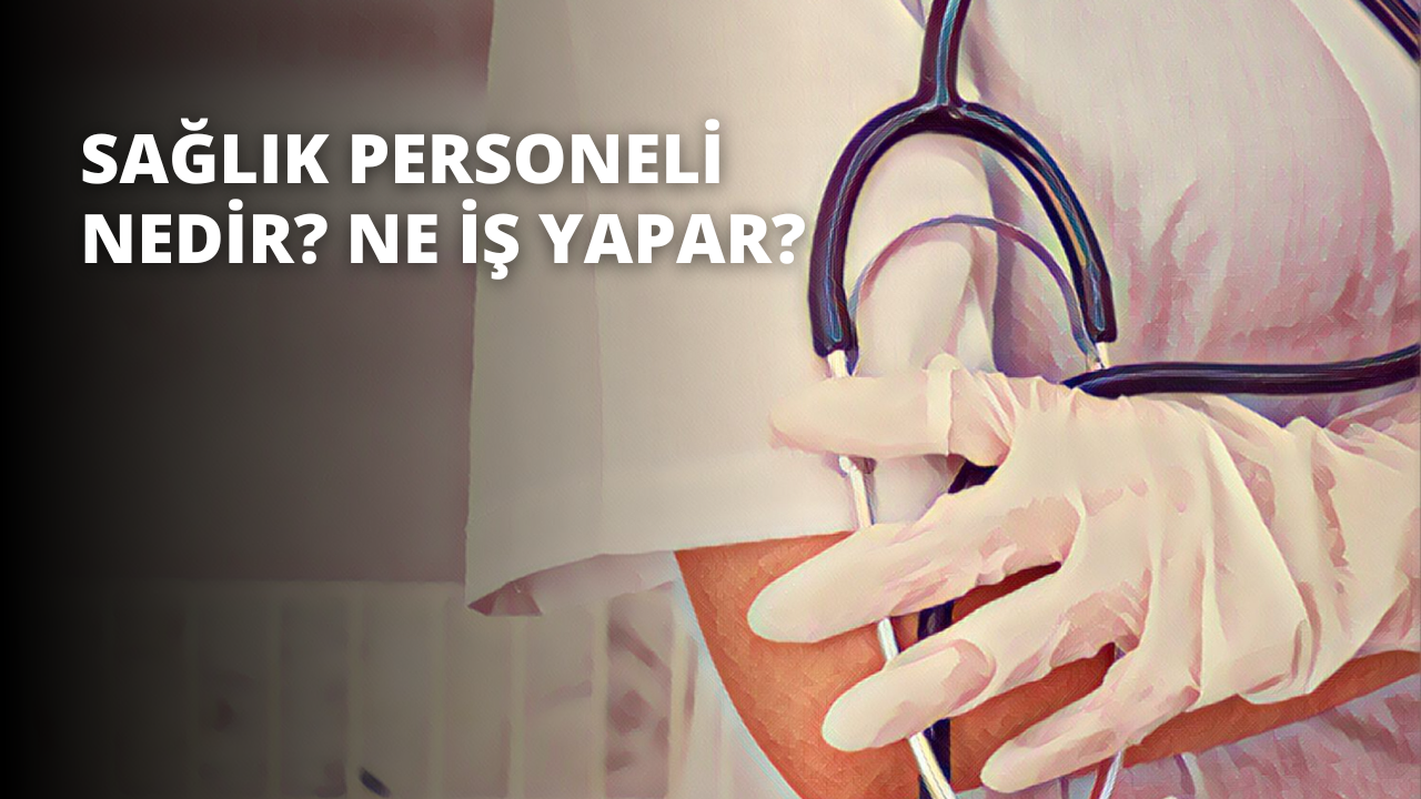 Tıbbi eldiven ve stetoskop giyen bir kişi beyaz bir arka planın önünde duruyor. Koyu kahverengi saçları vardır ve yüzü hafifçe aşağıya doğru bakmaktadır. Beyaz bir gömlek ve siyah bir pantolon giyen kişinin elleri önünde kenetlenmiş ve stetoskopu tutmaktadır. İfadeleri sakindir ve bakışları stetoskopa odaklanmıştır. Kişi profesyonellik ve sorumluluk duygusuyla kuşatılmıştır.