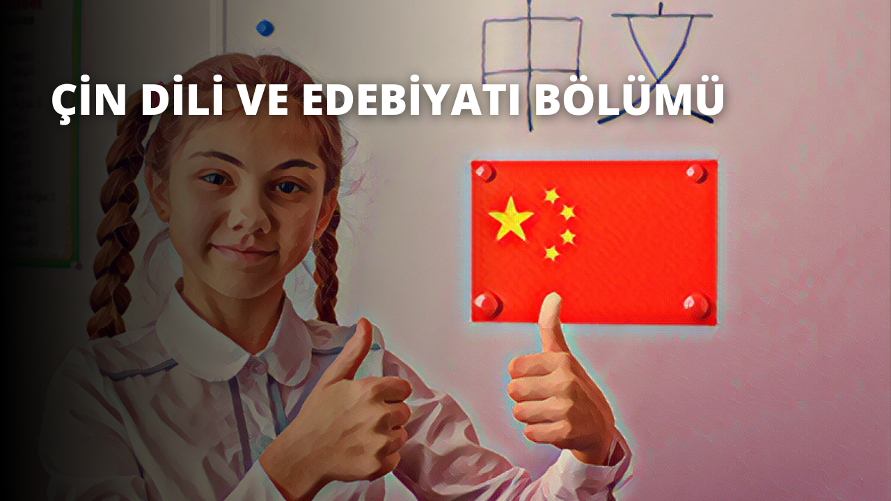 Saçları örgülü genç bir kız beyaz bir arka planın önünde kocaman bir gülümseme ve başparmak yukarı hareketiyle duruyor. Saçları iki büyük atkuyruğu şeklinde bağlanmış ve her birinin ucunda kahverengi bantlar var. Beyaz bir tişört giyiyor ve sağ elinde kırmızı beyaz çizgili bir bayrak var. Gözleri parlak ve dudakları neşeli bir ifadeyle hafifçe büzülmüş. Doğrudan kameraya bakıyor ve çenesini hafifçe kaldırarak davetkâr ve kendinden emin bir poz veriyor. Kolları açık ve rahattır ve vücudu kameraya tam boy bakmaktadır. Güneş ışığı yüzünü vurguluyor ve sıcak, mutlu bir ortam yaratıyor.