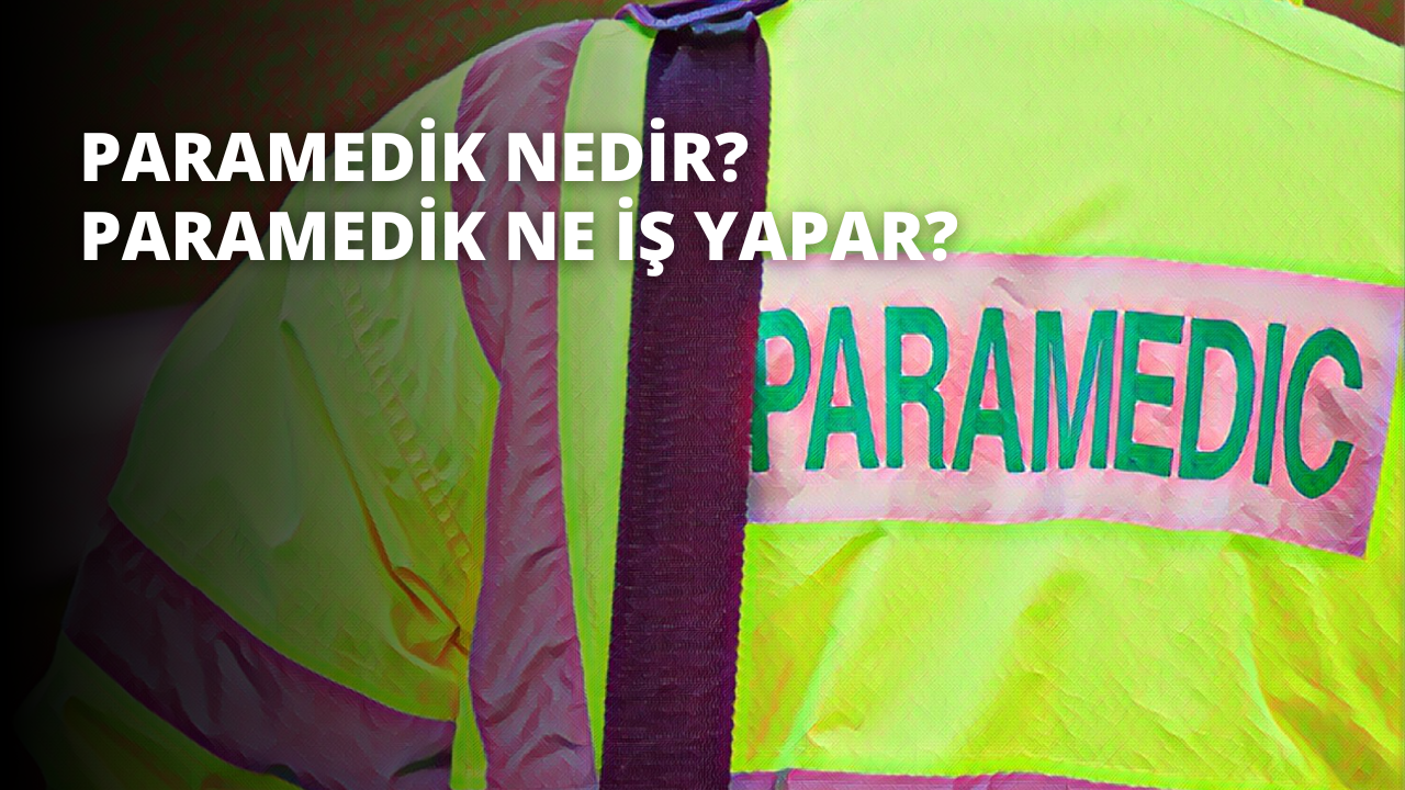 Bu yakın çekim görselde parlak sarı kumaşlı ve mor askılı sarı bir ceket yer almaktadır. Kayış beli ve göğsün üst kısmını sarıyor ve ceket aynı zamanda fermuarlı bir kapağa sahip. Ceket yeşil arka plana karşı öne çıkarken, sol alt köşede canlı mor bir kumaş görülüyor. Sarı kumaş üzerindeki detaylar görülebiliyor ve ceket kapitone bir dokuya sahip gibi görünüyor. Ceketin alt kısmı taraklı bir tasarıma ve mor askısı dekoratif bir desene sahiptir.