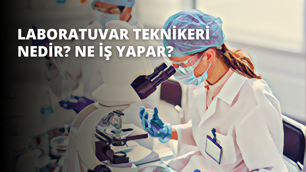 Beyaz önlük ve mavi eldiven giyen bir kadın mikroskoba bakarken görülüyor. Kadın, duvarları boyunca ekipman rafları olan bir laboratuvardadır. Ön planda mor bir çanta ve bir mikroskop bulunan bir masa vardır. Kadının başında mavi bir şapka vardır ve gözleri mikroskoba odaklanmıştır. Elleri kontrollerin üzerinde, lensleri ve odağı ayarlıyor. Resmin sağ tarafında karmaşık desenli ve fiyonklu bir kravat var.