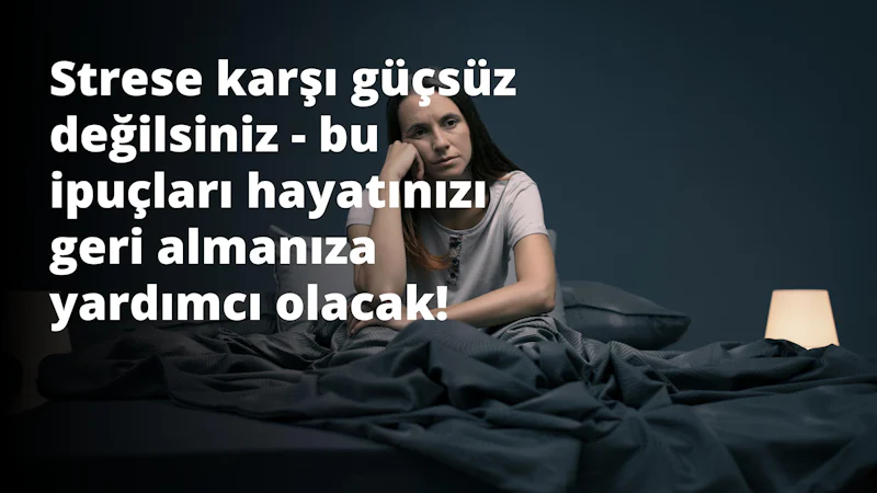 Bir kadın ellerini başının üzerine koymuş yatakta oturmaktadır. Üzerinde 'O' harfi olan açık renkli bir bluz giymektedir. Yüzünde hafif kederli bir ifadeyle kameradan uzağa bakıyor. Kahverengi saçları arkaya toplanmış ve gözleri görünmeyen bir nesneye odaklanmış. Arkasında, üzerinde 'S' harfi olan beyaz bir duvar var. Sağında ise üzerinde 'E' harfi olan siyah bir kanepe var. Oda loş bir şekilde aydınlatılmış ve arka planda dikdörtgen bir nesne görülebiliyor.
