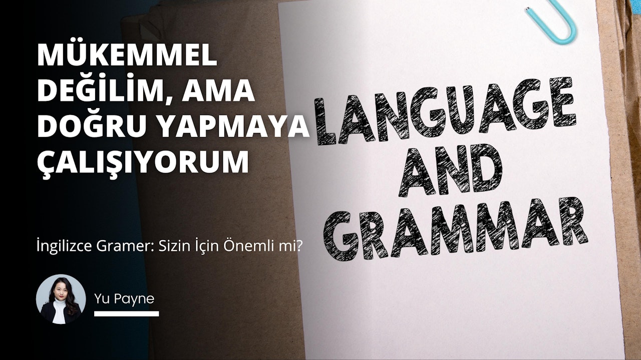 Bu resim beyaz zemin üzerine siyah metinli bir kitabı göstermektedir. Kitap açık ve metin sol sayfadadır. Ayrıca sağ sayfada bir ataş ve kitabın üst kısmında bir ataş bulunmaktadır. Arka planda beyaz boğazlı kazak ve siyah ceket giymiş bir kadın var. Ayrıca arka planda bir tabelanın yakın çekimi ve mavi bir tüp var. Ayrıca, siyah beyaz bir harf görüntüsü, uzun siyah saçlı bir kadın, siyah bir arka planın ortasında beyaz bir 'o' harfi ve bir telefonun ekran görüntüsü var. Son olarak, resmin alt kısmında siyah beyaz bir harf yer alıyor. Bu görsel bir bütün olarak bir kitap ve içeriği hakkında kapsamlı bir genel bakış sunmaktadır.