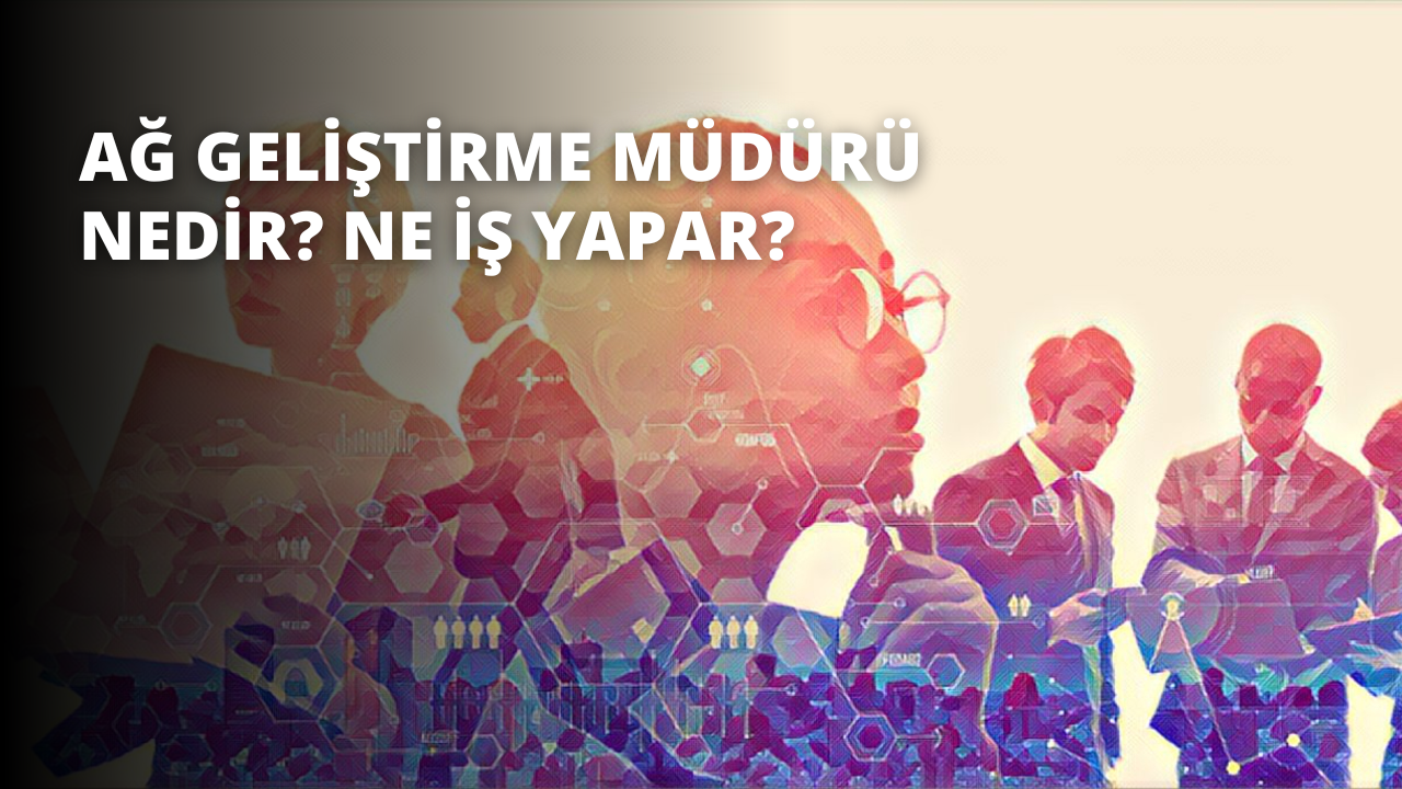 Çerçevenin ortasında bir grup insan duruyor ve ortadaki adam gözlük takıyor. Takım elbise giymiş, kravat takmış, gür sakallı ve gözlüklüdür. Elinde bir dizüstü bilgisayar tutmaktadır. Görüntünün odağı adamın yakın çekim olan yüzüdür ve arka planda pembe ve beyaz altıgen bir şekil vardır. Adamın yüzünde ciddi bir ifade var ve kadrajdaki diğer insanlar ona doğru bakıyor. Adam ve kadrajdaki diğer insanlar önemli bir şey tartışıyor gibi görünüyor.