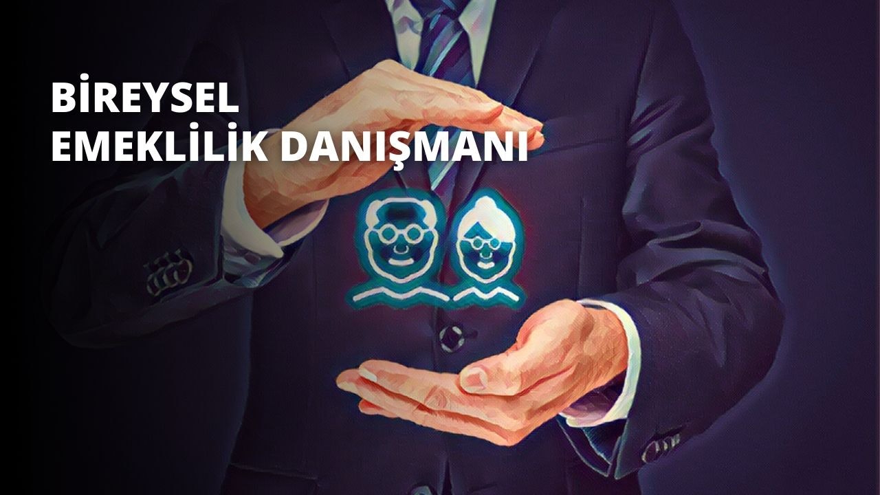 Siyah şık bir takım elbise giyen ve kravat takan bir adam kollarını iki yana açmış, ellerini iki yana açmış duruyor. Gözleri dikkatle önüne odaklanmıştır ve yüzü okunamamaktadır. Kravatının üzerinde hafif bir desen vardır ve gömleği düz beyazdır. Elleri hafifçe açık, sanki birini onları tutmaya davet ediyor. Ciddi ve kararlı görünüyor, sanki başına ne gelirse gelsin yüzleşmeye hazır gibi. Arka plan bulanık, ancak uzakta bir şehir silüetine dair bir ipucu var. Görüntü bir güç, cesaret ve hazır olma hissi uyandırıyor.