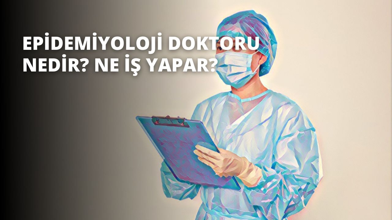 Tıbbi üniformalı bir kişi ön planda durmakta ve elinde beyaz bir pano tutmaktadır. Bu kişi açık mavi bir üst ve koyu mavi bir alt giysi, bir yüz maskesi ve cerrahi bir kep takıyor. Gözleri görülebiliyor ve elindeki panoya bakıyor. Pano beyaz bir yazı yüzeyine sahiptir ve sağ eliyle tutmaktadır. Arka plan bulanık ve odak dışı, ancak tıbbi üniformalı kişi net bir şekilde odakta.