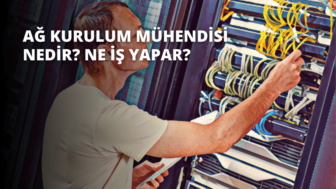 Üzerinde beyaz bir gömlek olan ve başını duvara doğru çevirmiş bir adamın yüzü yakından gösterilir. Ağzı sanki konsantre oluyormuş gibi hafifçe açıktır. Sağ eli üzerinde metin bulunan bir kağıt parçası tutmakta, sol eli ise bir bilgisayar üzerinde çalışmaktadır. Arka planda bir elin bir bilgisayar sunucusunu açtığı görülüyor. Adam görevine odaklanmıştır ve ifadesi kararlıdır.